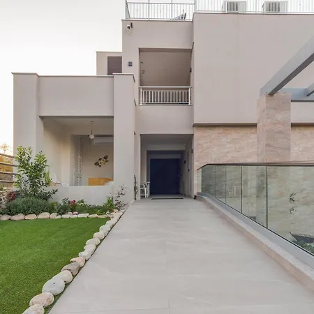 Aura Luxury - Seaside Accessible Friendly מלון דירות