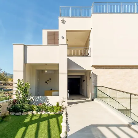 Aura Luxury - Seaside Getaways Olympiada